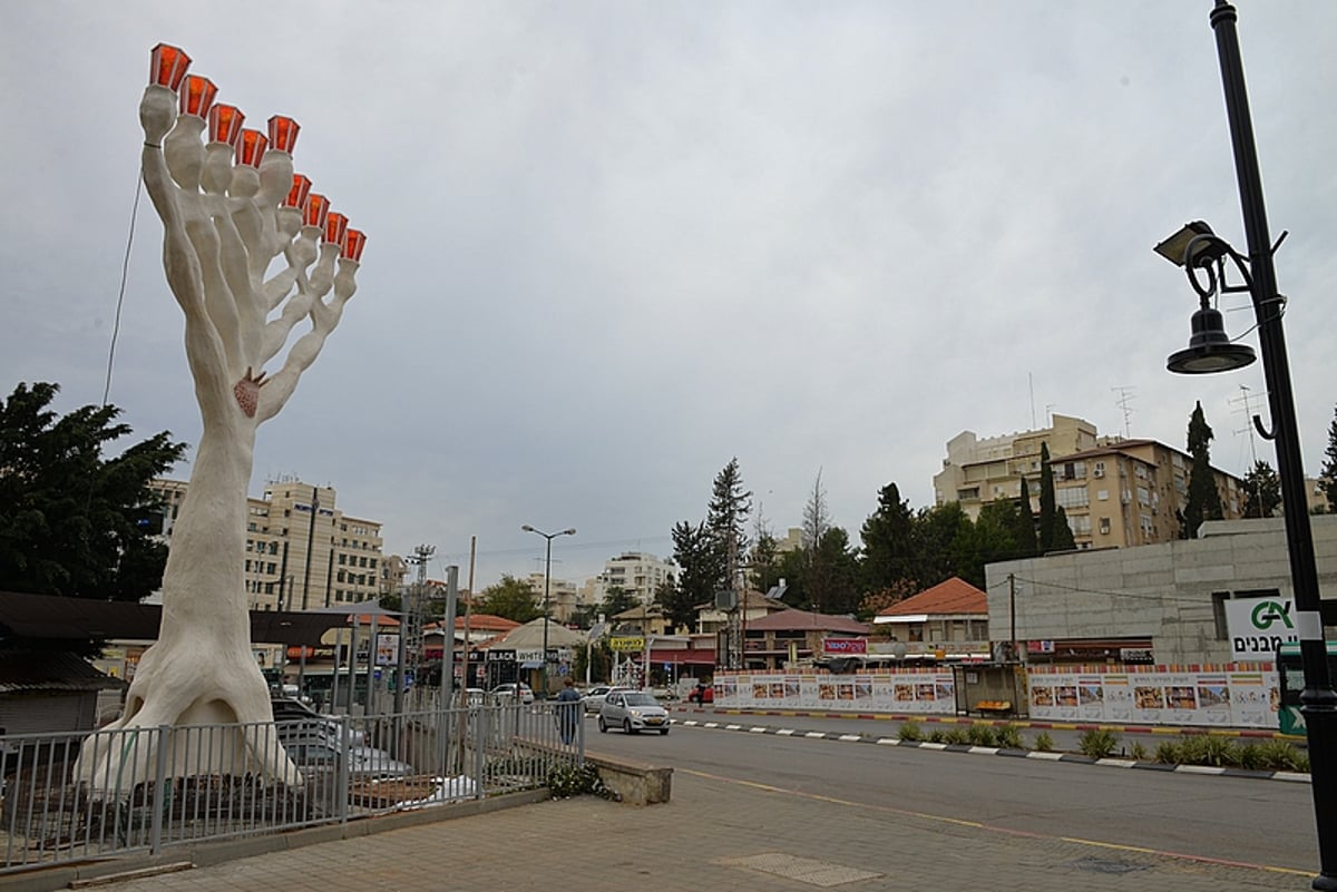 חנוכיית בטון ענקית הוצבה בעיר רחובות • צפו