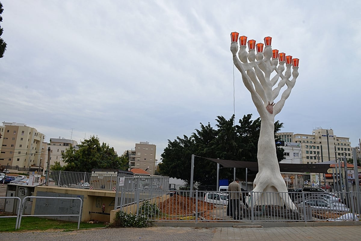 חנוכיית בטון ענקית הוצבה בעיר רחובות • צפו