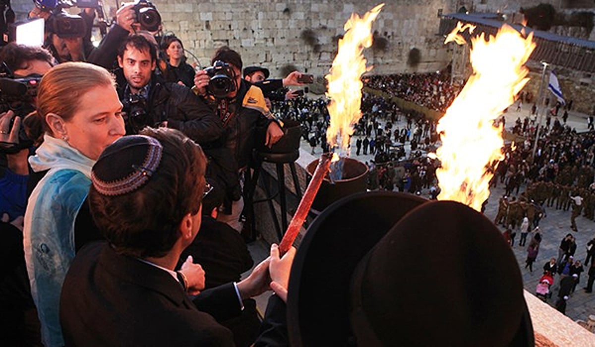 צפו: הרב הראשי, לבני והרצוג הדליקו נרות חנוכה בכותל