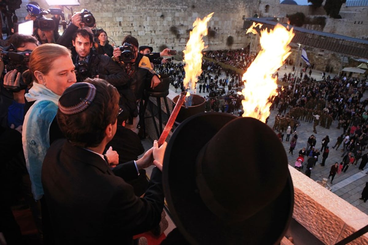 צפו: הרב הראשי, לבני והרצוג הדליקו נרות חנוכה בכותל