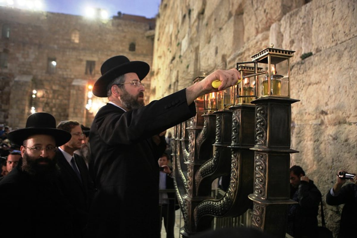 צפו: הרב הראשי, לבני והרצוג הדליקו נרות חנוכה בכותל