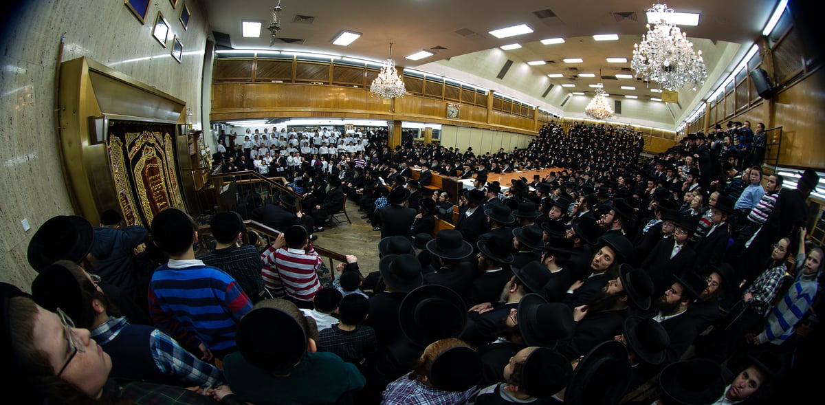 תיעוד: מהר"י מסאטמר בהדלקת נרות חנוכה