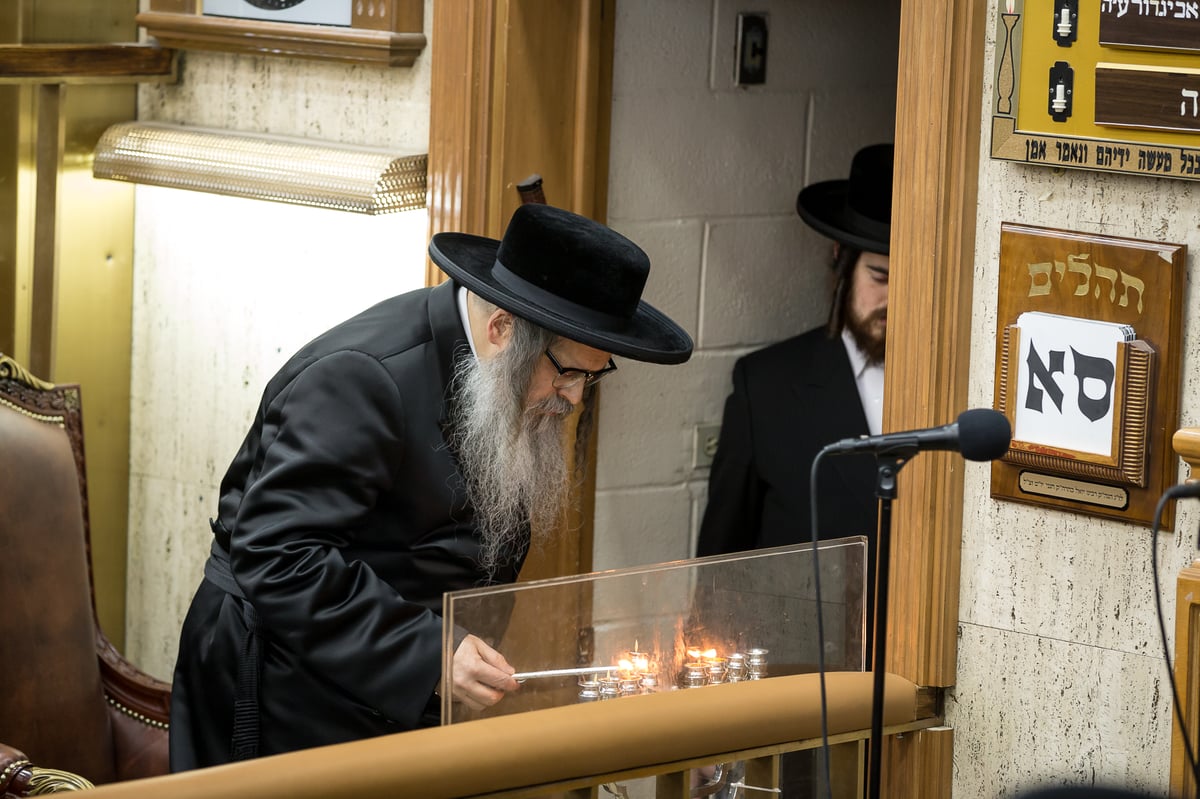 תיעוד: מהר"י מסאטמר בהדלקת נרות חנוכה