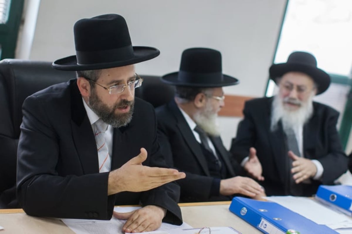 הרבנות: להימנע מהכנסת עלונים פוליטיים לבתי הכנסת