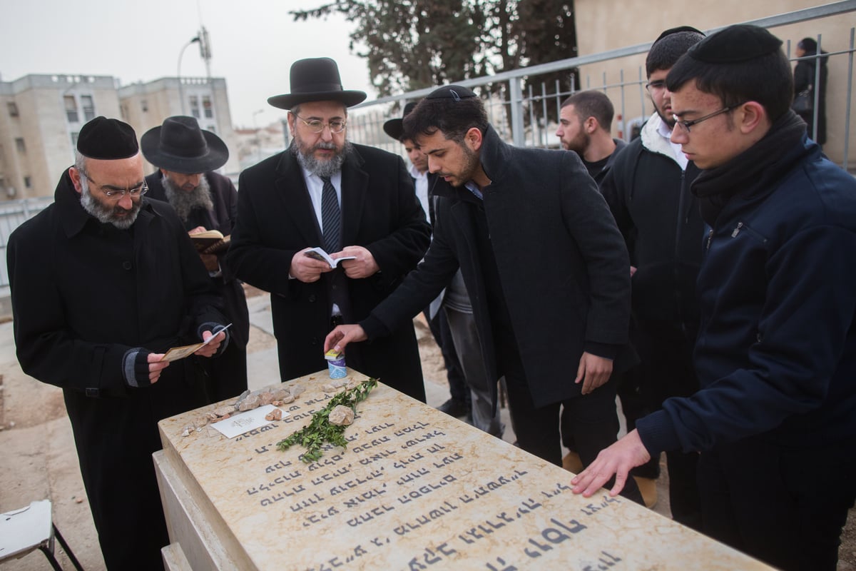 צפו: אמסלם ביקש סליחה בקבר הרב עובדיה יוסף