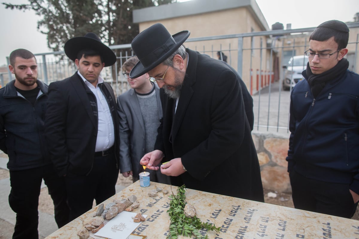 צפו: אמסלם ביקש סליחה בקבר הרב עובדיה יוסף