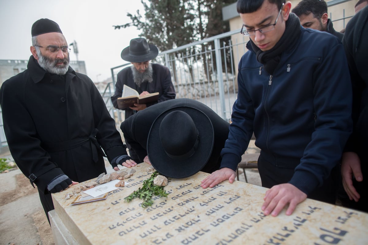 צפו: אמסלם ביקש סליחה בקבר הרב עובדיה יוסף