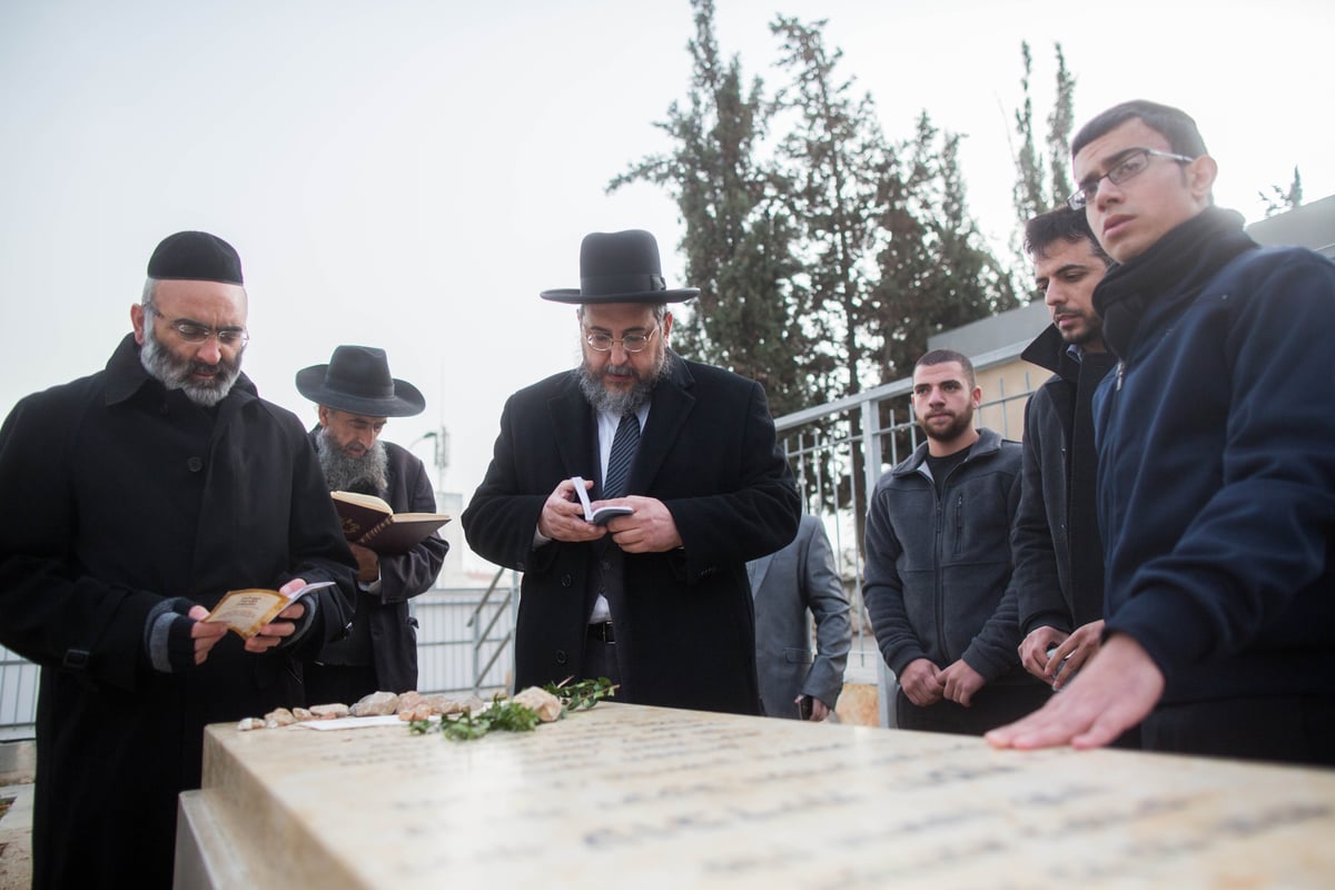 צפו: אמסלם ביקש סליחה בקבר הרב עובדיה יוסף