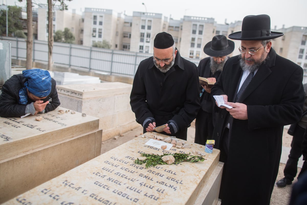 צפו: אמסלם ביקש סליחה בקבר הרב עובדיה יוסף