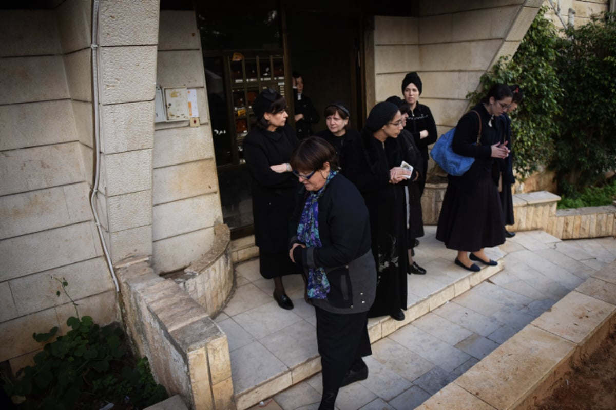 מאות בהלווית הקדוש יואב חטב הי"ד שנרצח בצרפת