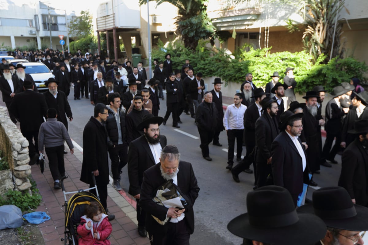 מאות בהלווית הקדוש יואב חטב הי"ד שנרצח בצרפת