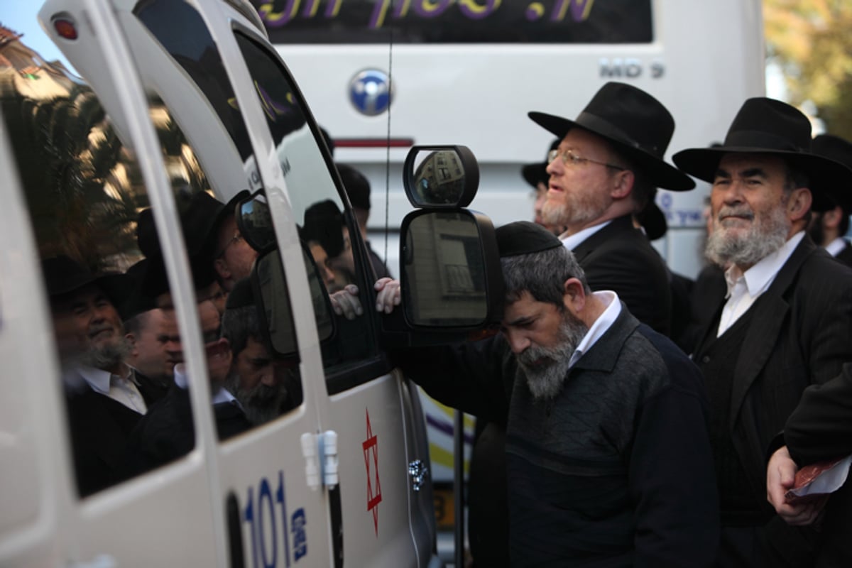 מאות בהלווית הקדוש יואב חטב הי"ד שנרצח בצרפת