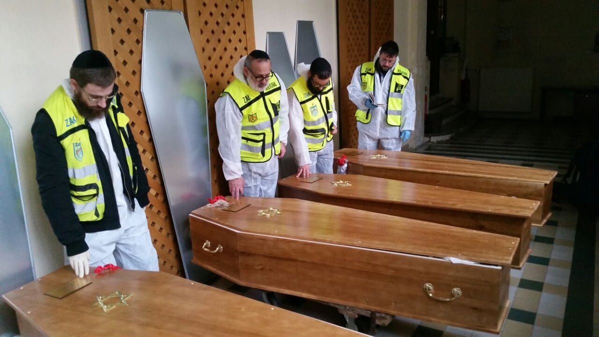לקראת הלוויה: ארונותיהם של הנרצחים נחתו בישראל