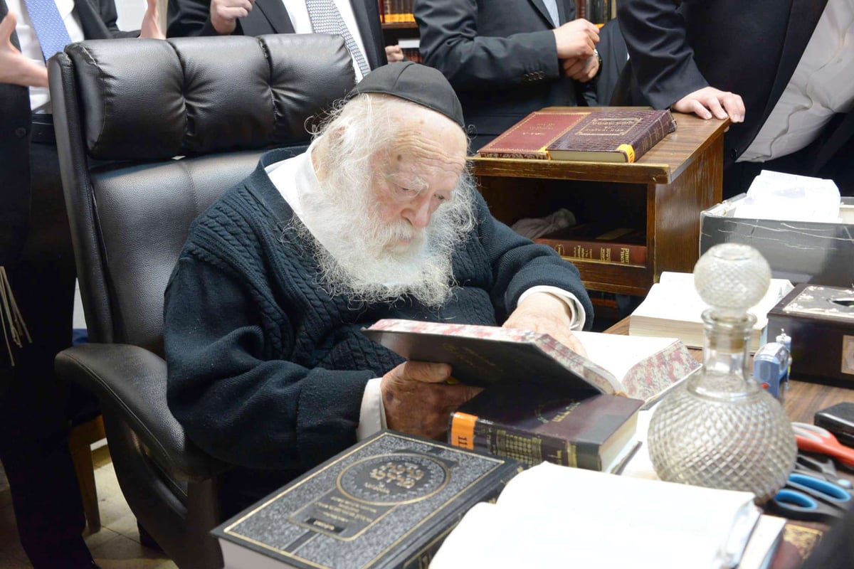 גלריה: הגרב"מ אזרחי השיק ספר בבית מרן הגר"ח קנייבסקי