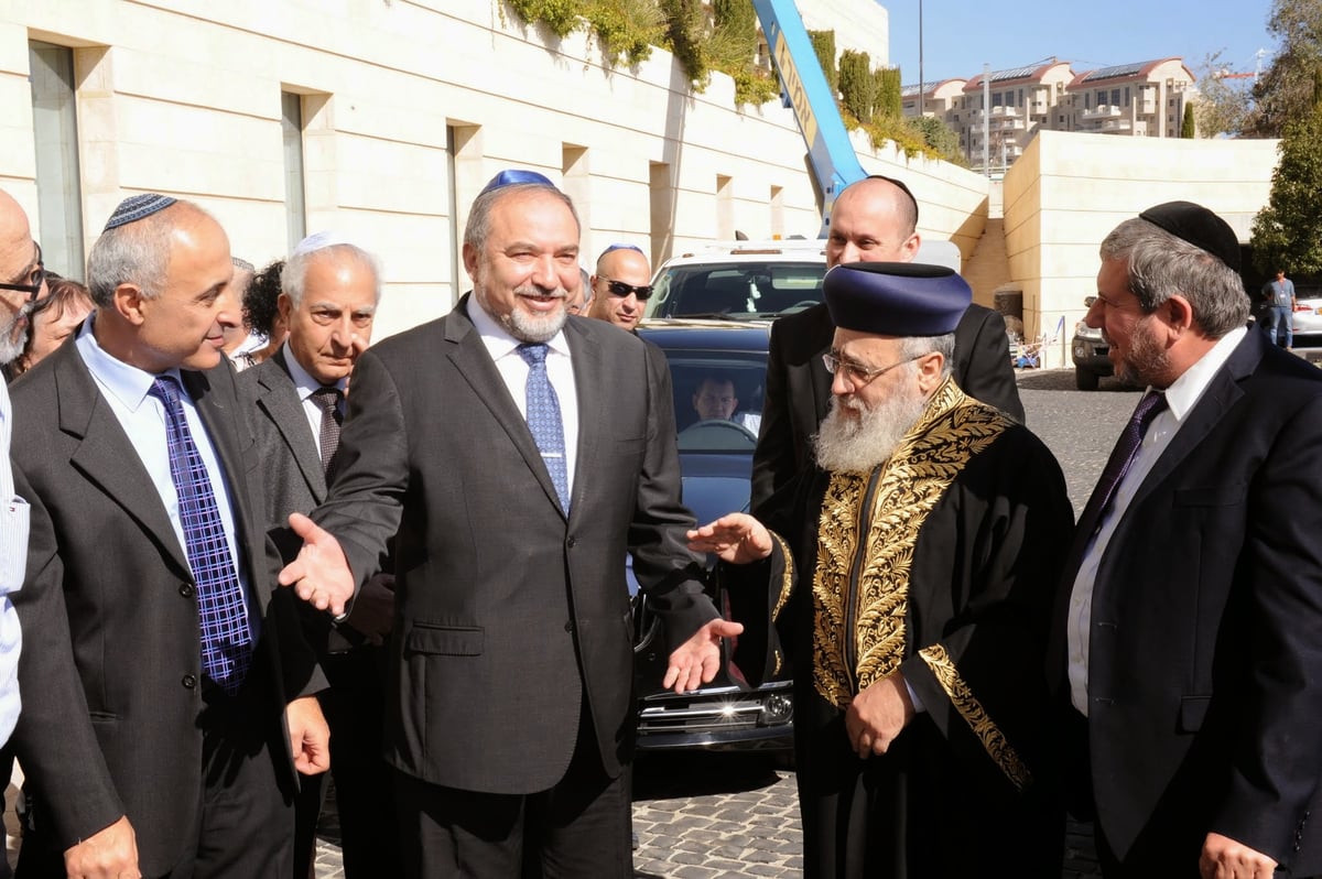 גלריה: ספר תורה עתיק מבגדד הוכנס למשרד החוץ