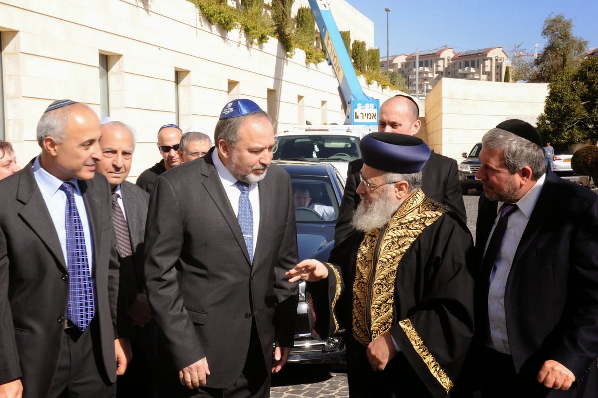 גלריה: ספר תורה עתיק מבגדד הוכנס למשרד החוץ