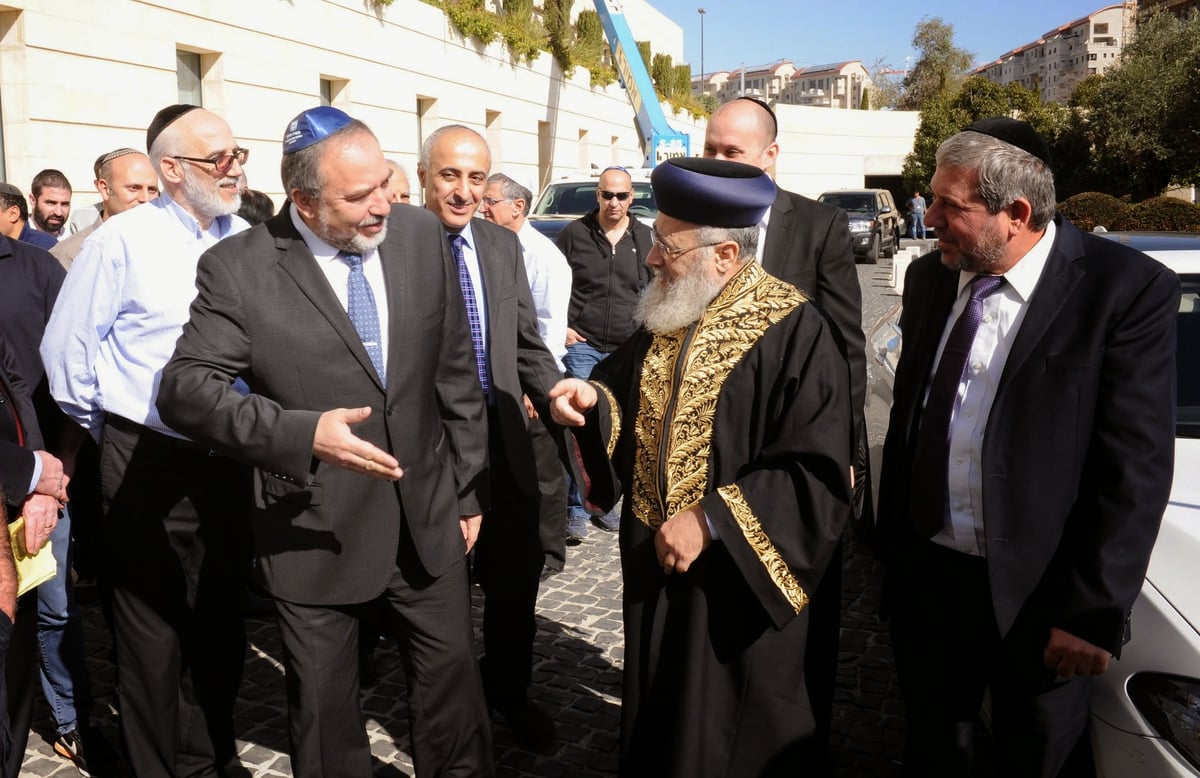 גלריה: ספר תורה עתיק מבגדד הוכנס למשרד החוץ