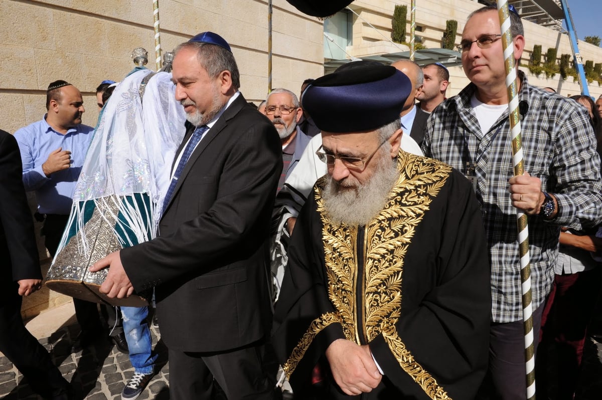 גלריה: ספר תורה עתיק מבגדד הוכנס למשרד החוץ