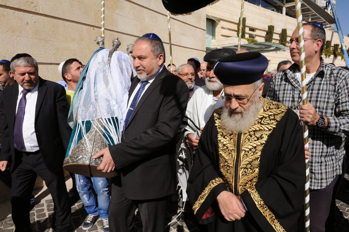 גלריה: ספר תורה עתיק מבגדד הוכנס למשרד החוץ