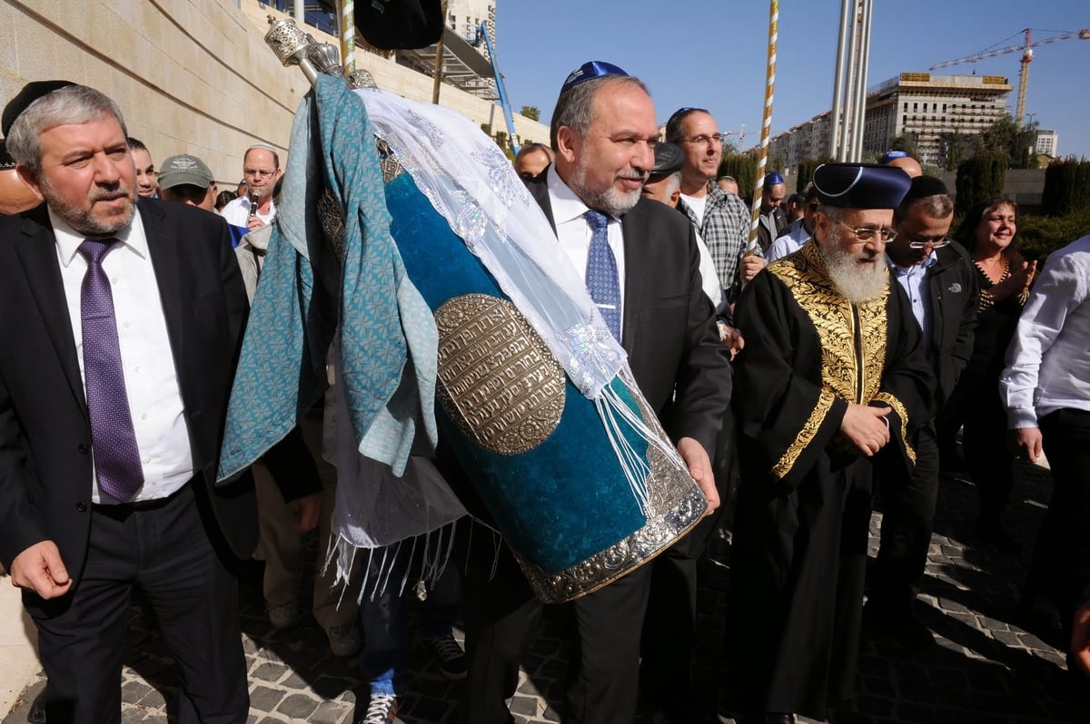 גלריה: ספר תורה עתיק מבגדד הוכנס למשרד החוץ