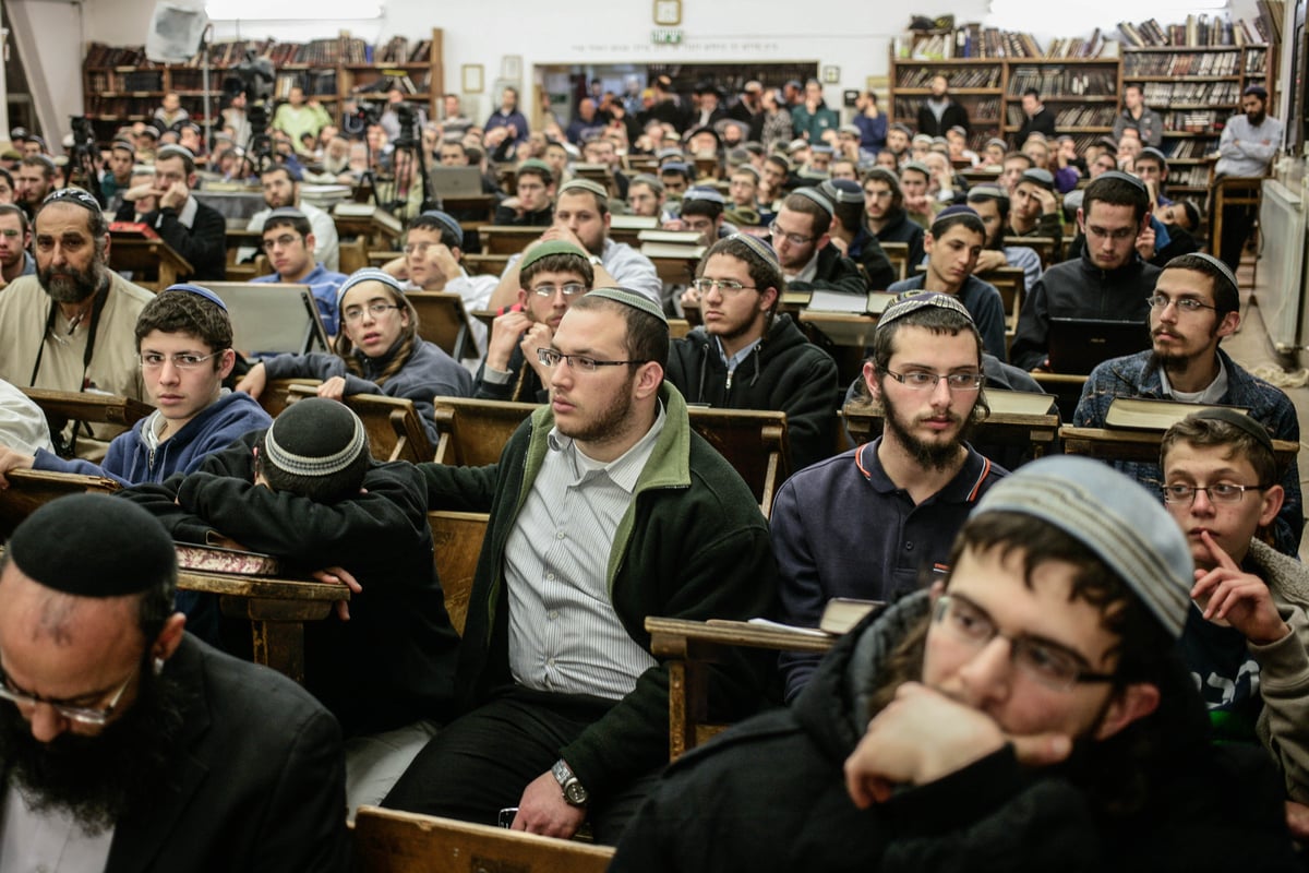 "גם הם שתקו, נפל עליהם טמטום, כמו כבשים מסוממים הלכו אחריו"