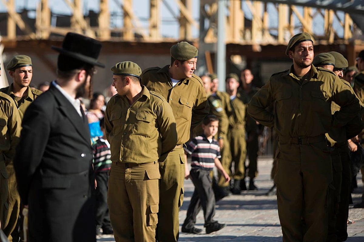 לצמצם את גיוס החובה ולהעלות את שכר המשרתים