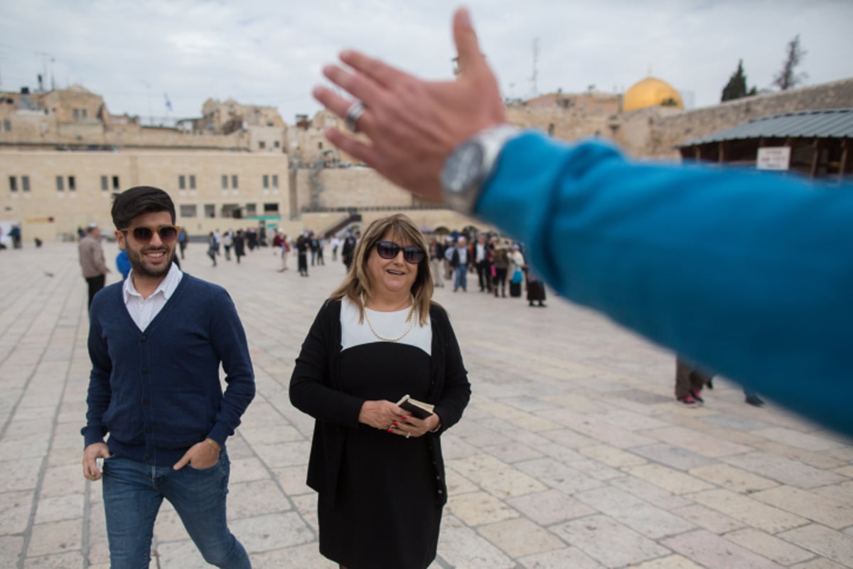 לאחר שחרורה מהכלא: שולה זקן התפללה בכותל • תמונות