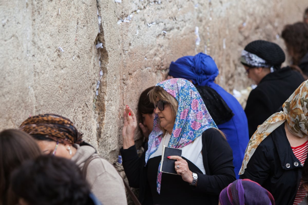 לאחר שחרורה מהכלא: שולה זקן התפללה בכותל • תמונות