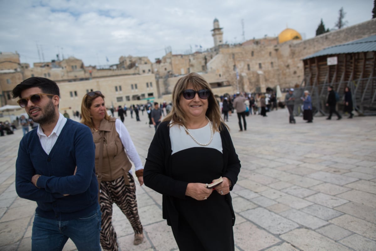 לאחר שחרורה מהכלא: שולה זקן התפללה בכותל • תמונות