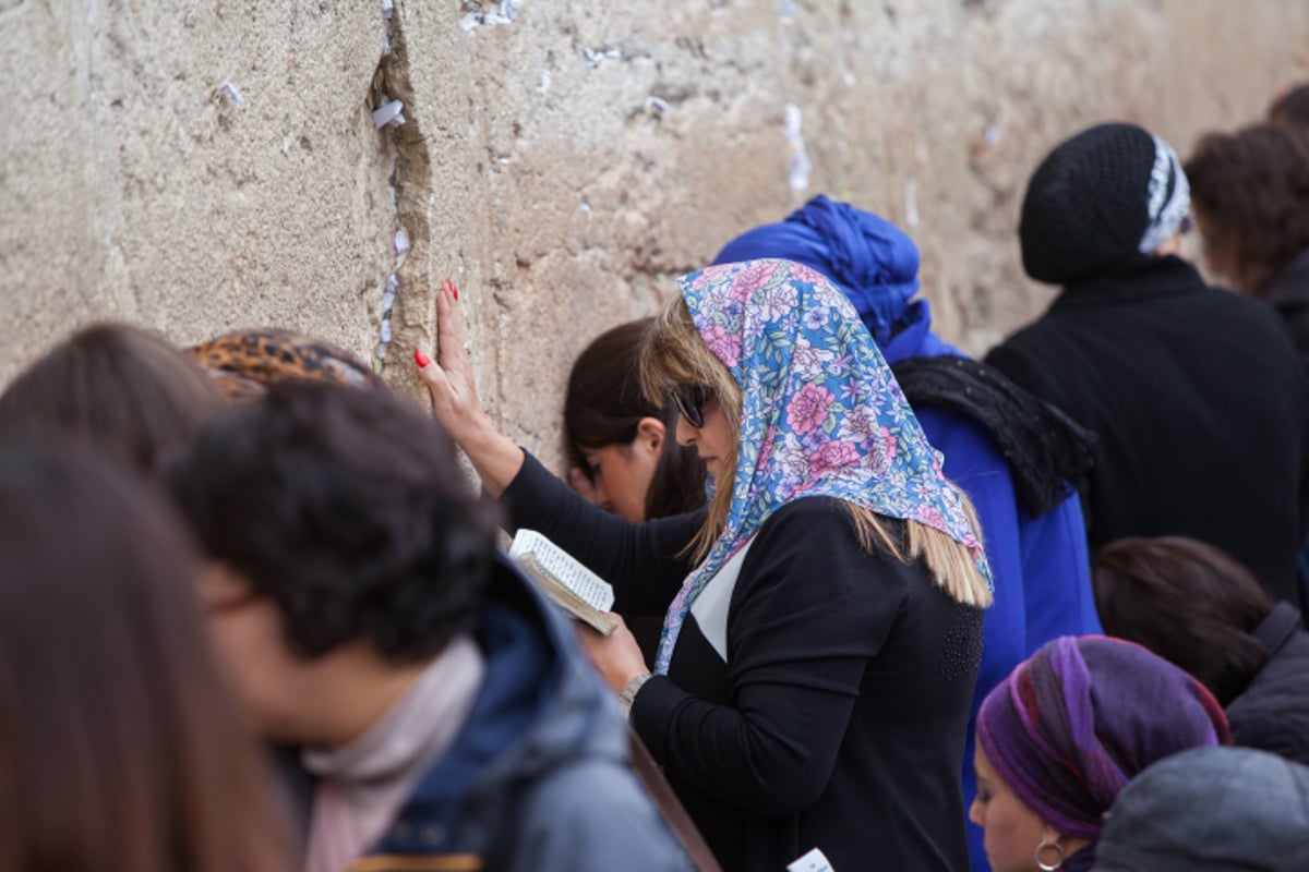 לאחר שחרורה מהכלא: שולה זקן התפללה בכותל • תמונות