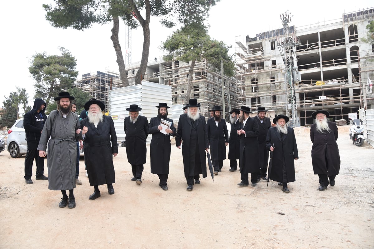 רבני 'העדה החרדית' סיירו במתחם שנלר • תמונות