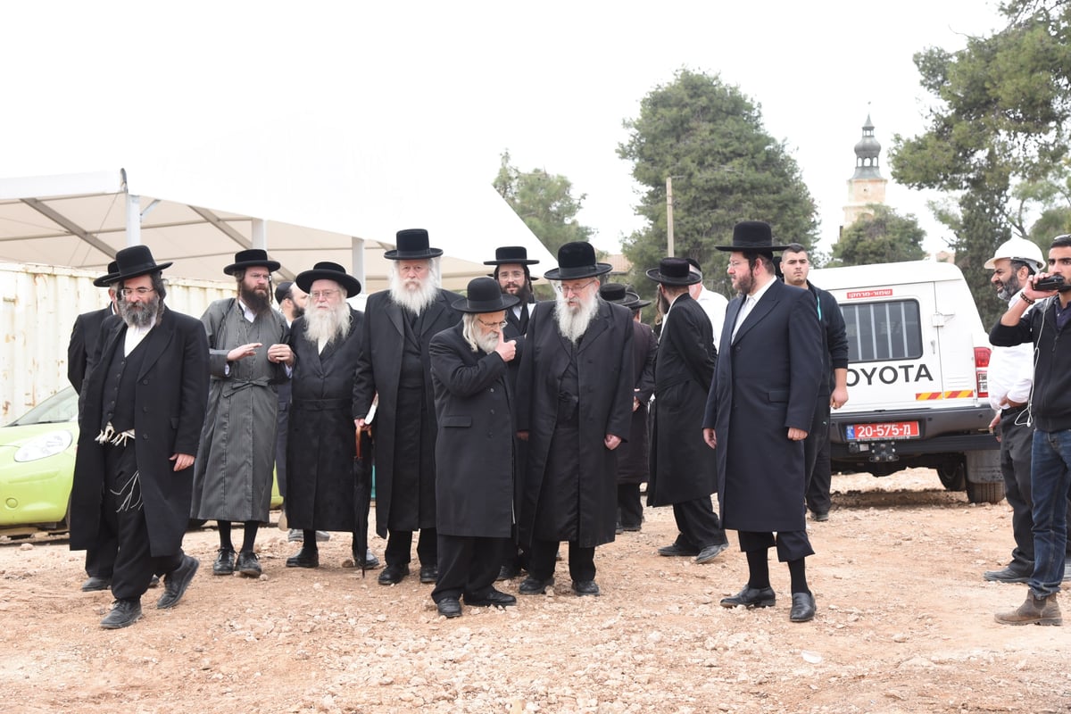 רבני 'העדה החרדית' סיירו במתחם שנלר • תמונות