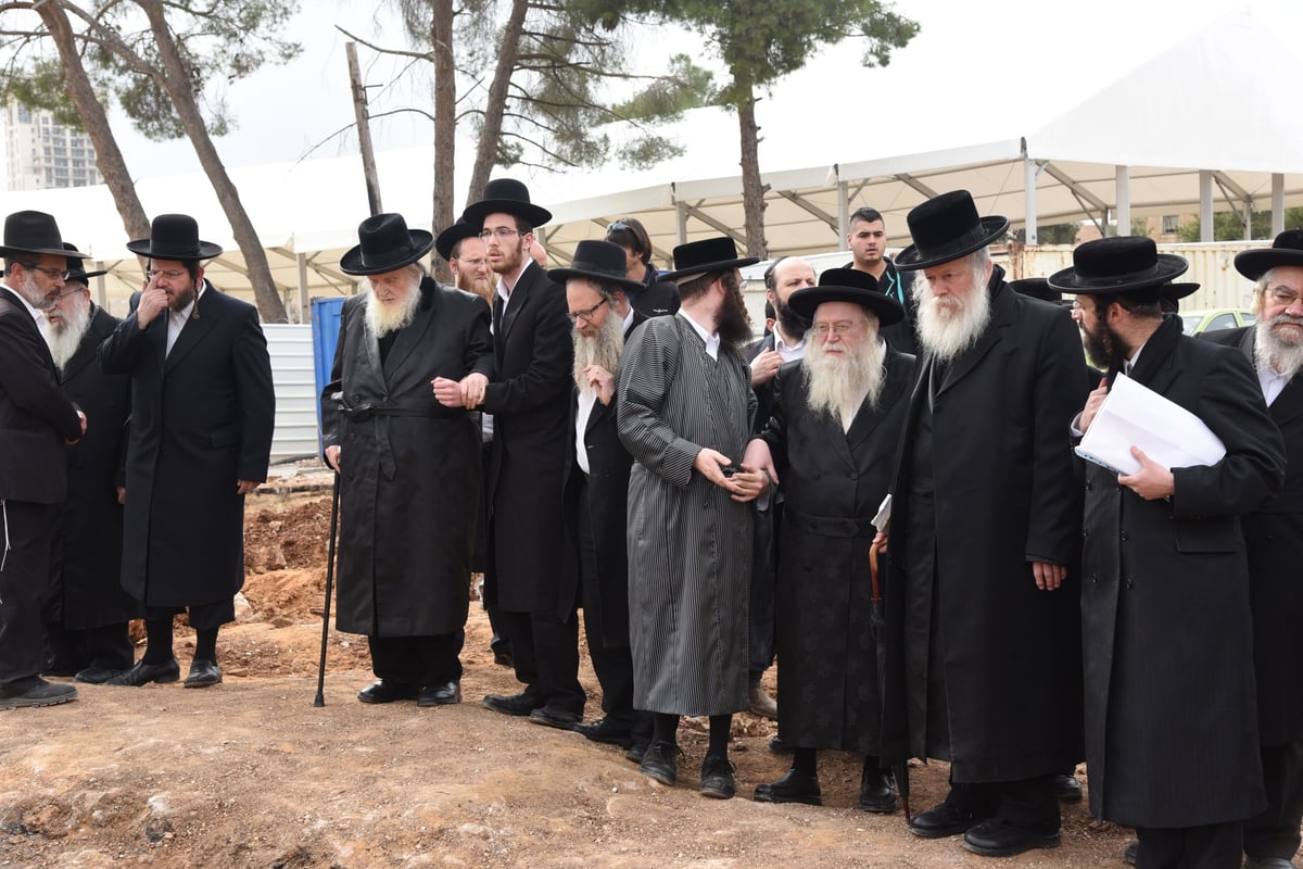 רבני 'העדה החרדית' סיירו במתחם שנלר • תמונות