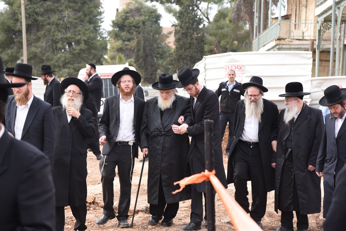 רבני 'העדה החרדית' סיירו במתחם שנלר • תמונות