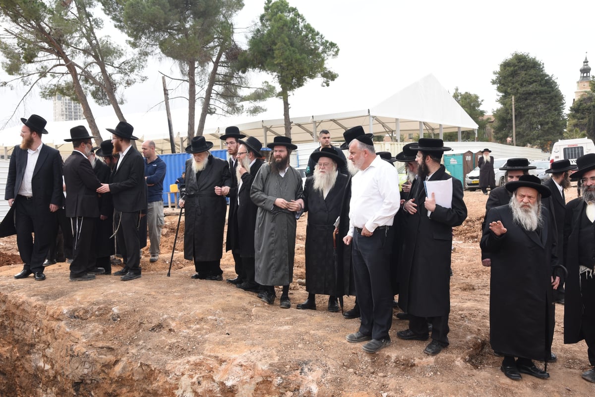 רבני 'העדה החרדית' סיירו במתחם שנלר • תמונות