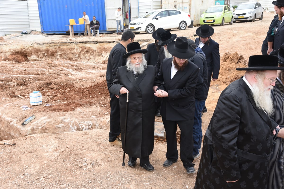 רבני 'העדה החרדית' סיירו במתחם שנלר • תמונות