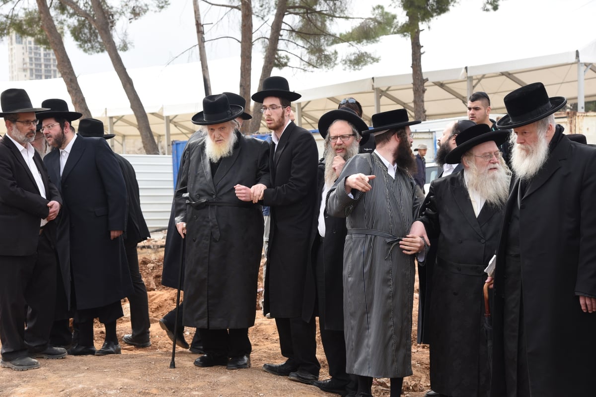 רבני 'העדה החרדית' סיירו במתחם שנלר • תמונות