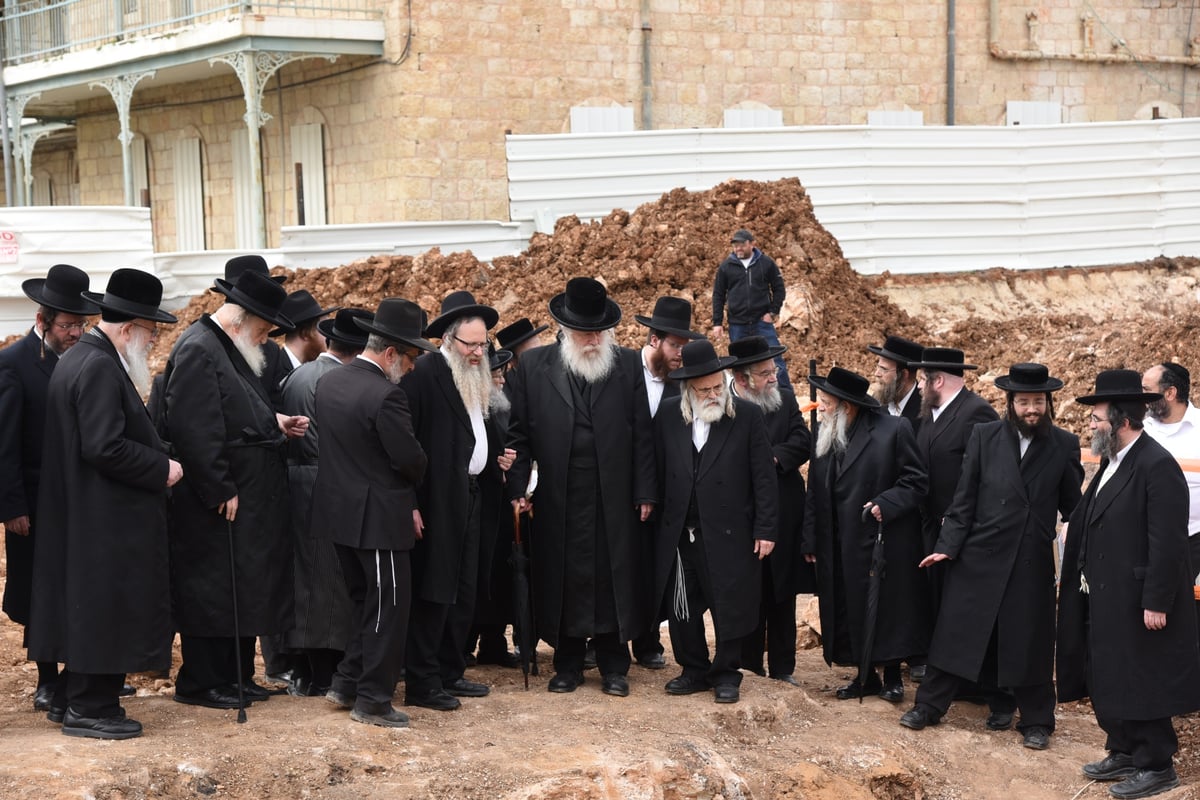 רבני 'העדה החרדית' סיירו במתחם שנלר • תמונות