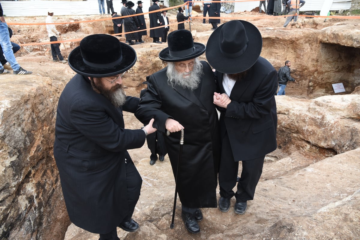 רבני 'העדה החרדית' סיירו במתחם שנלר • תמונות