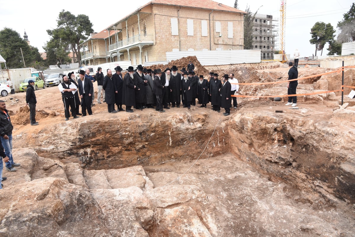 רבני 'העדה החרדית' סיירו במתחם שנלר • תמונות