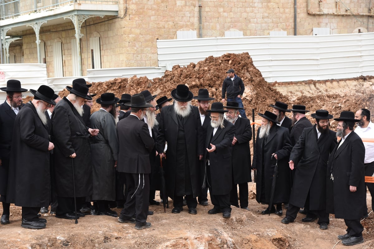 רבני 'העדה החרדית' סיירו במתחם שנלר • תמונות