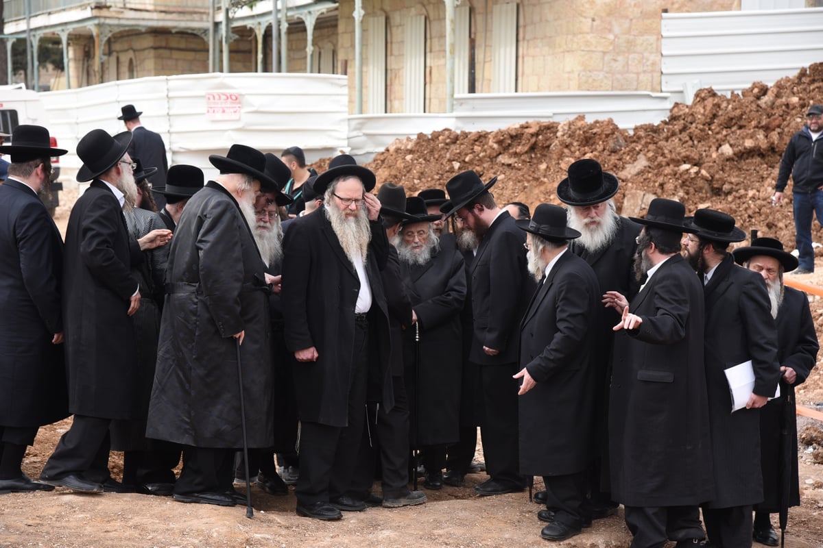 רבני 'העדה החרדית' סיירו במתחם שנלר • תמונות