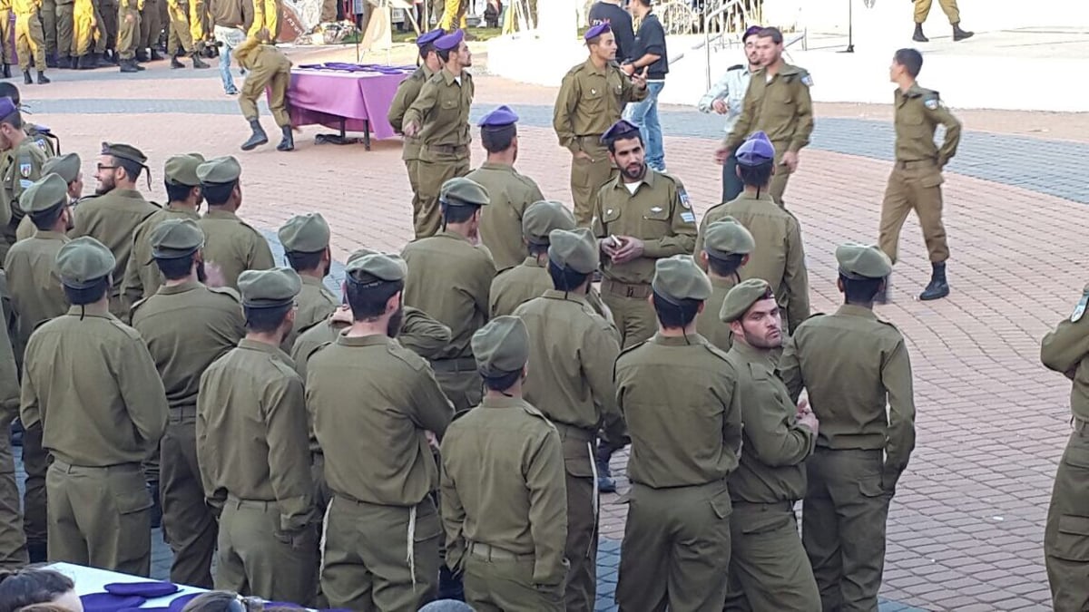 עם ציצית וכומתה סגולה: עשרות חרדים סיימו טירונות בגבעתי