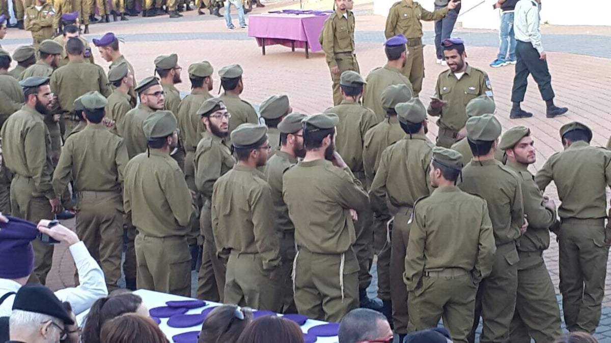 עם ציצית וכומתה סגולה: עשרות חרדים סיימו טירונות בגבעתי