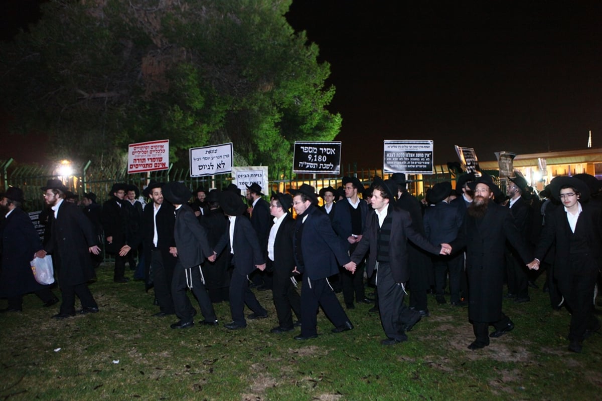 גלריה: 'המחבלים' הפגינו מול הכנסת ורוססו בגז מדמיע