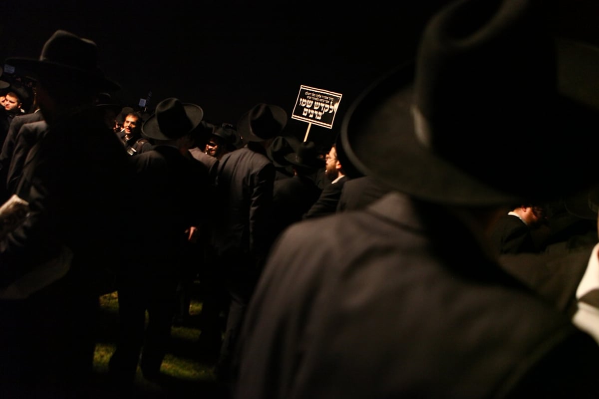 גלריה: 'המחבלים' הפגינו מול הכנסת ורוססו בגז מדמיע