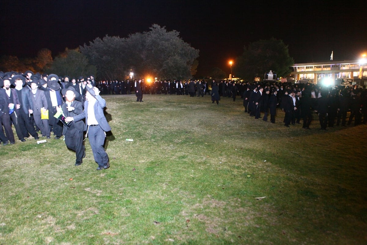 גלריה: 'המחבלים' הפגינו מול הכנסת ורוססו בגז מדמיע