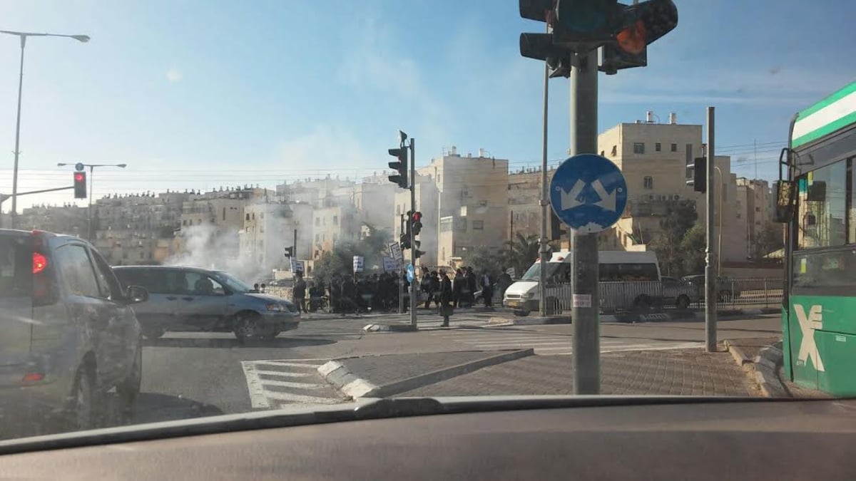 עשרות מפגינים חוסמים כבישים; 46 בחורים נעצרו