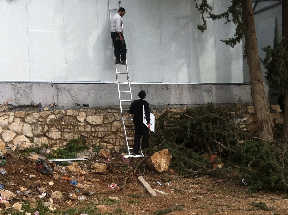 תושבי צפת מנעו הרס בית כנסת בגופם; העירייה: "רצינו להרוס סככה"