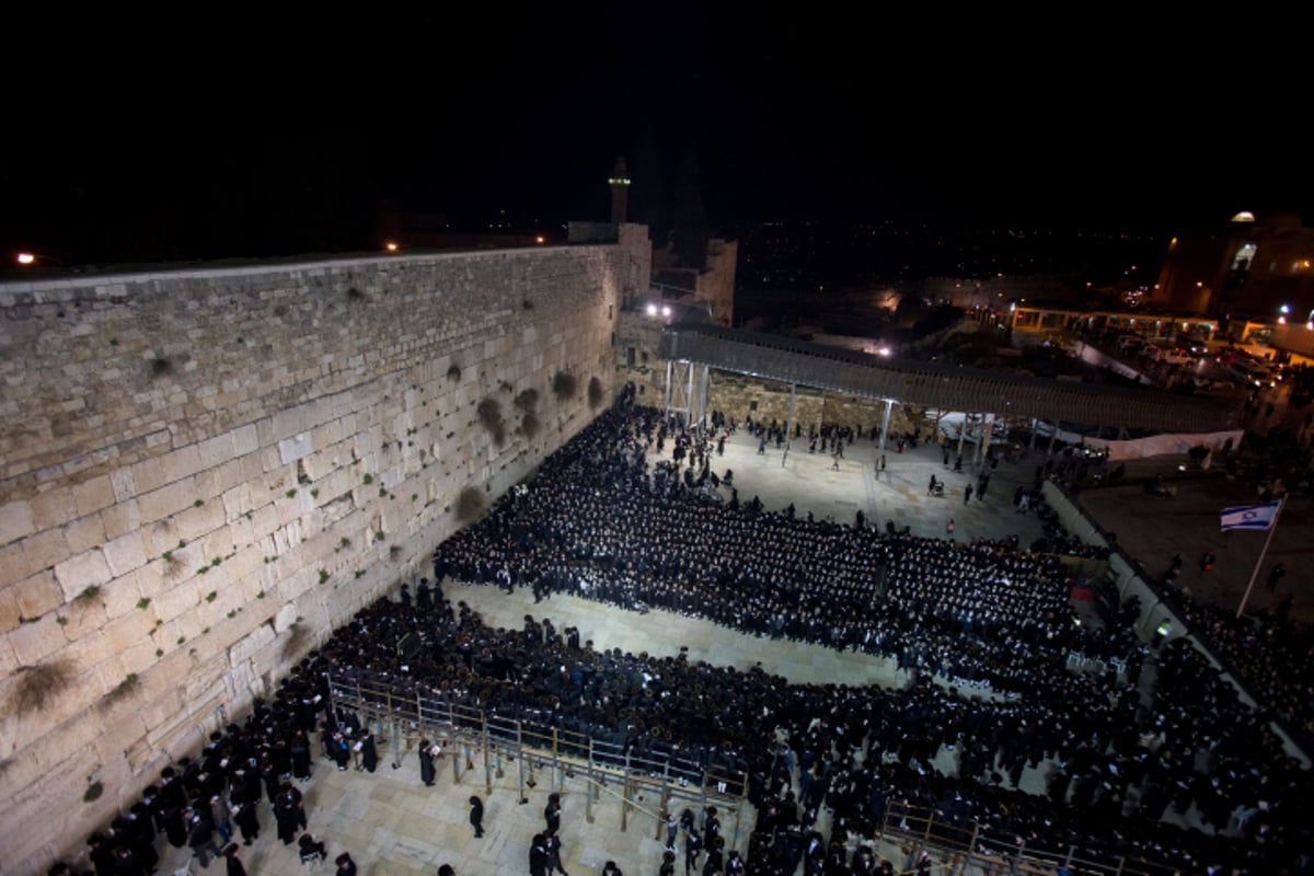 גלריה: האדמו"ר מבאבוב ואלפי חסידים בכותל המערבי